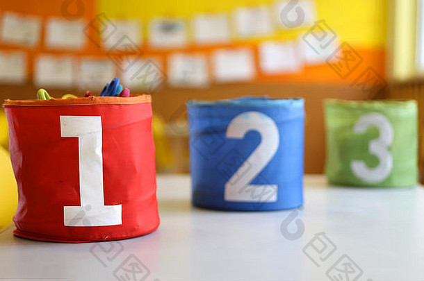 红色的绿色蓝色的罐子大刻字表格幼儿园类