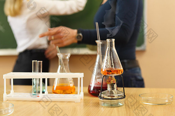 化学实验室玻璃器皿液体公式教室
