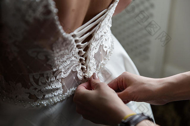 新娘回来用带子束紧婚礼衣服