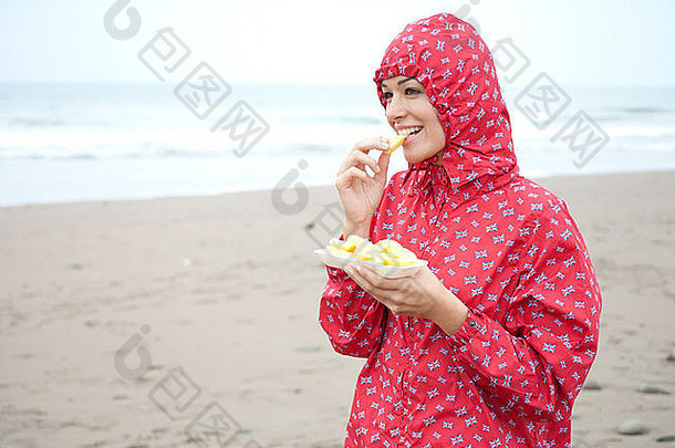 女人吃芯片穿联盟杰克雨衣