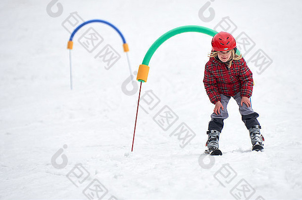 孩子滑雪山女孩安全头盔学习滑雪学校冬天体育运动家庭年轻的孩子们
