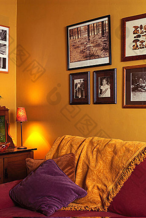 图片<strong>照片墙</strong>粉红色的沙发黄色的扔黄色的生活房间点燃灯