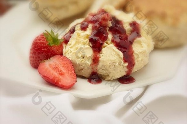 英国奶油茶烤饼凝结的奶油草莓小时草莓白色背景食物静物