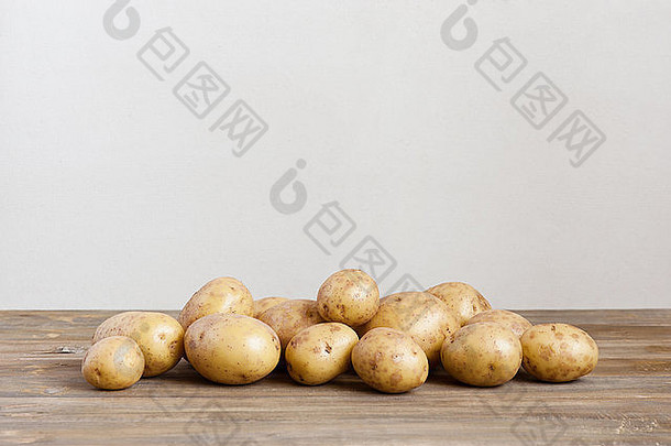 新鲜的土豆木表格