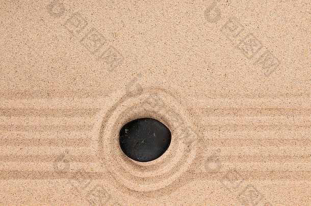 黑色的石头谎言中心圆沙子夏天概念视图