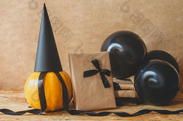 万圣节礼物盒子丝带南瓜空气气球木表格假期生日万圣节聚会，派对庆祝活动概念