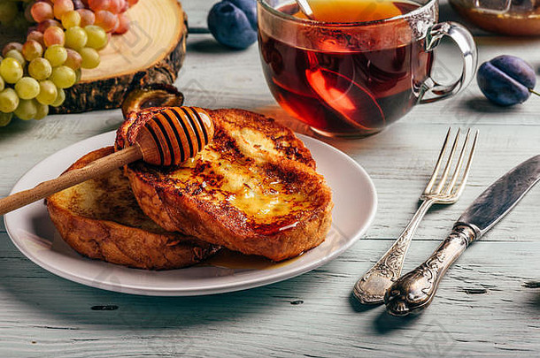 健康的早餐概念法国祝酒蜂蜜水果茶白色木背景