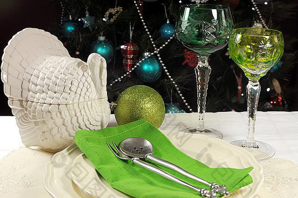 美丽的圣诞节表格设置前面圣诞节树绿色水晶酒杯状眼镜火鸡盖碗
