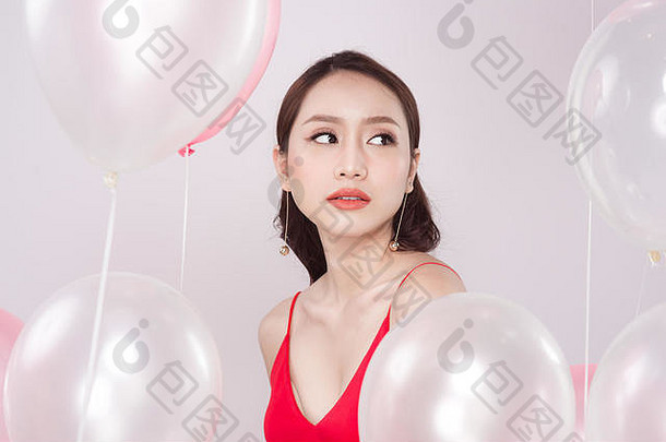 亚洲美丽的女人红色的衣服柔和的气球