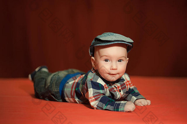 婴儿斜纹软呢平帽红色的背景