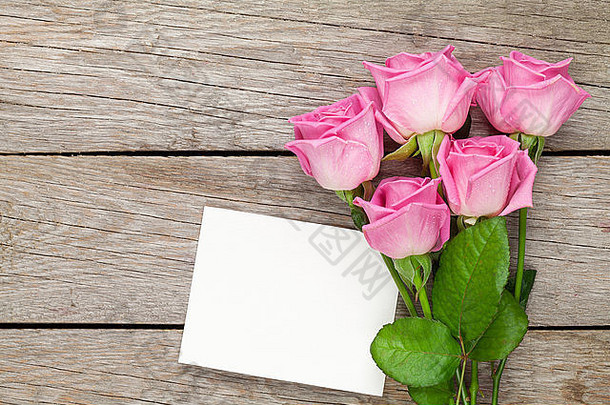 粉红色的<strong>玫瑰</strong>花束空白问候卡木表格前视图复制空间