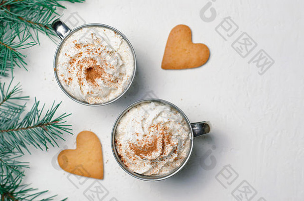 热喝生奶油心形状的饼干杯子咖啡可可浪漫的冬天概念前视图