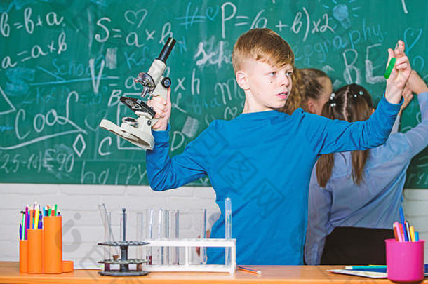 学生生物学实验显微镜实验室快乐孩子们化学教训孩子们学习化学研究科学实验室化学设备化学教育