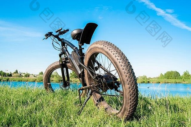 黑色的电自行车厚轮子草湖胖子自行车