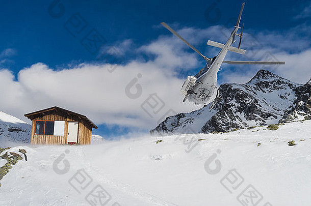直升机山救援服务冬天意大利阿尔卑斯山脉