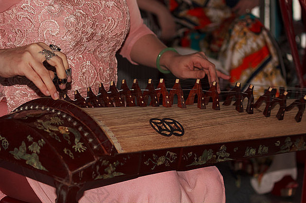 音乐家玩传统的仪器