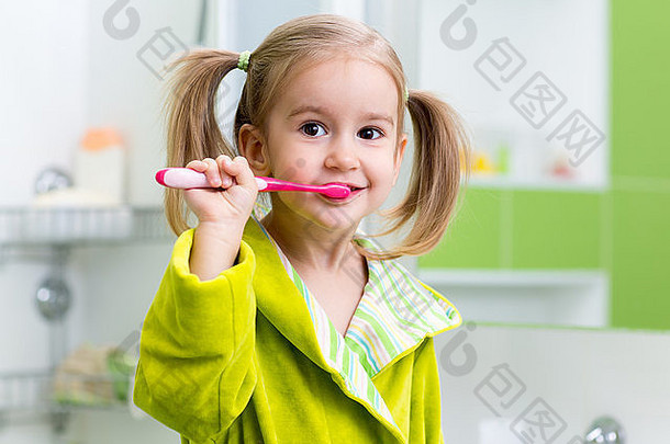 女孩刷牙牙齿浴
