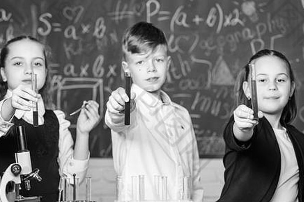 好新闻化学回来学校孩子们学习化学学校实验室学生生物学实验显微镜孩子们学校教训快乐儿童一天
