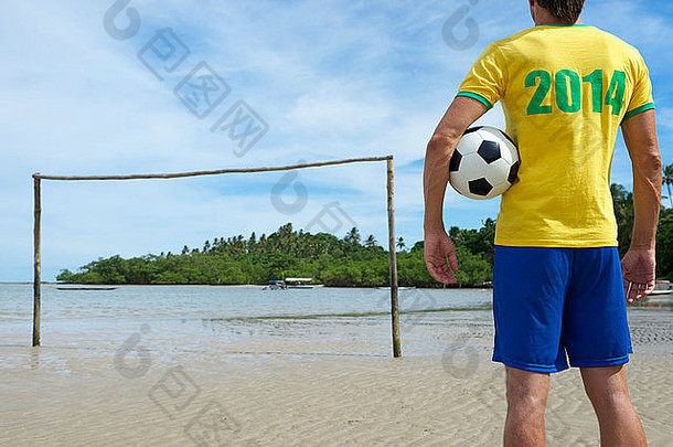 足球球员衬衫持有足球球站简单的巴西海滩足球球场乡村目标的帖子