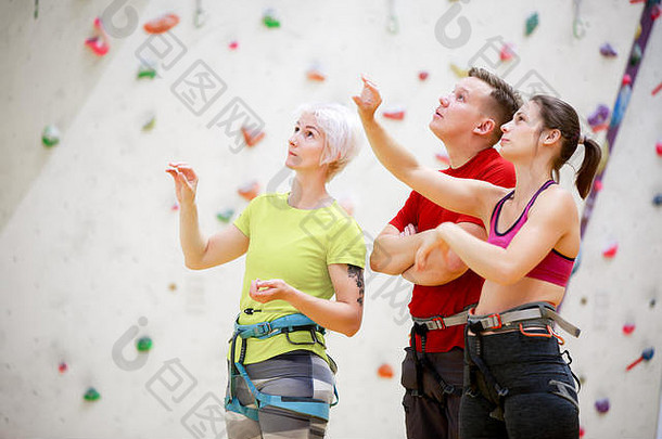 照片年轻的女运动员男人。墙背景岩石攀爬