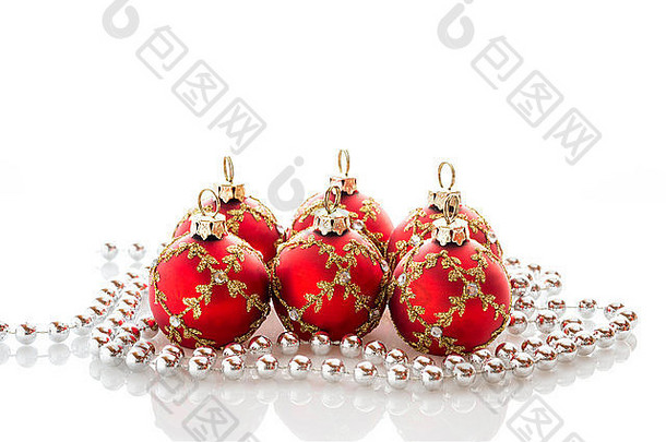 红色的圣诞节装饰物银丝带孤立的白色背景