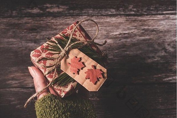 手持有小秘密圣诞节现在有创意的手工制作的装饰乡村Diy礼物包装红色的复古的包装纸