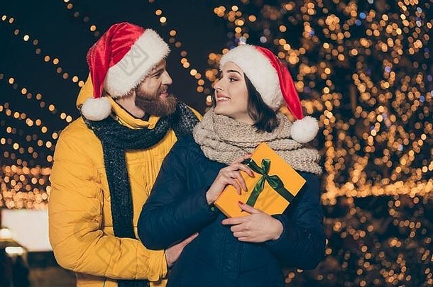 照片人夫妇丈夫的家伙兴奋妻子夫人持有x-mas礼品盒传统穿外套圣诞老人帽围巾newyear精神大气