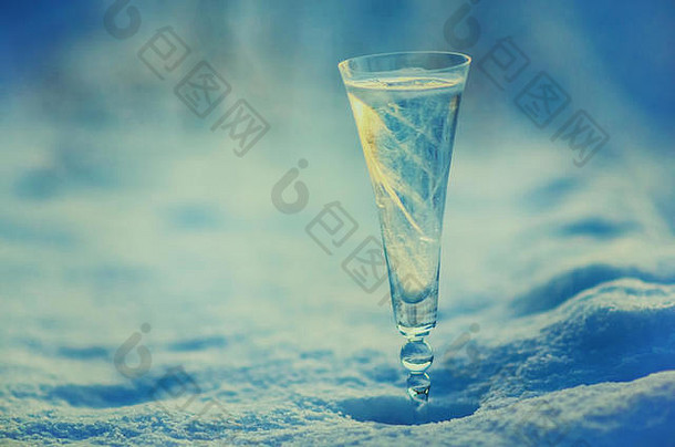 玻璃香槟冰模式冬天雪蓝色的古董背景浅景深圣诞节概念上的照片