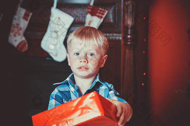 美丽的肖像男孩礼物手一年房间圣诞节树的想法明信片软focu