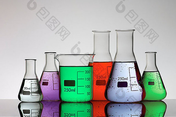 集团实验室烧瓶明亮彩色的液体