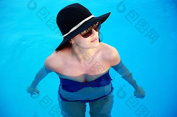 有吸引力的女人站游泳池