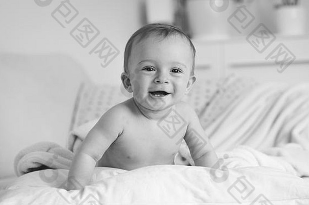 黑色的白色肖像微笑婴儿男孩说谎大软枕头
