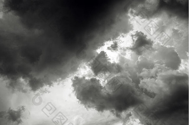 黑暗狂风暴雨的云模糊太阳自然气候改变天气气象学背景