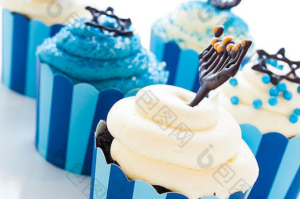 美食纸杯蛋糕装饰白色蓝色的糖衣光明节