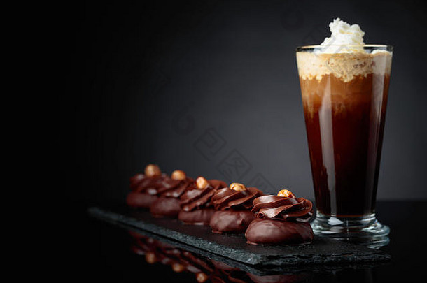 巧克力甜点咖啡奶油黑色的反光背景复制空间文本