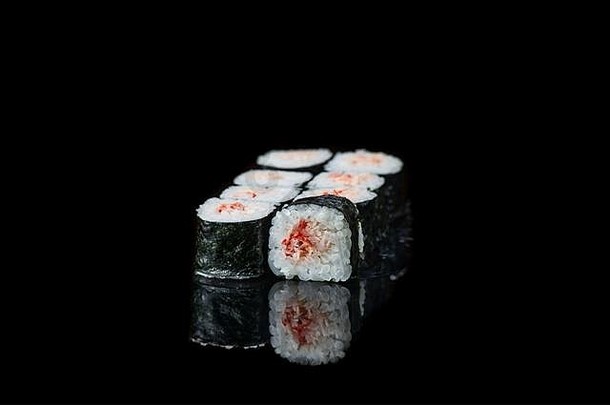寿司卷黑色的背景反射日本食物关闭