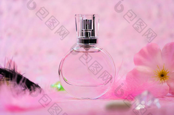 瓶香水粉红色的背景