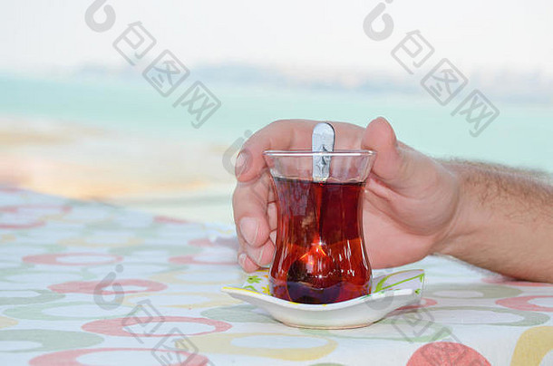 传统的土耳其茶男人的手兰萨佩