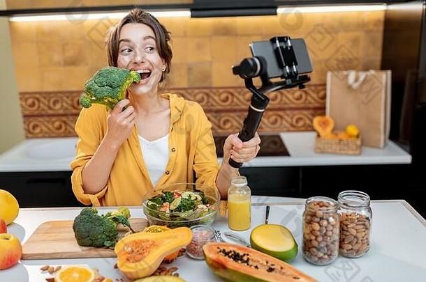 年轻的快乐的女人视频博客移动电话健康的食物烹饪概念健康的吃社会媒体影响