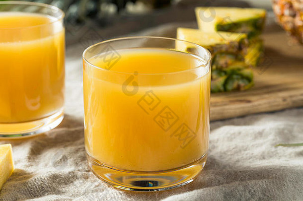 生橙色菠萝汁玻璃