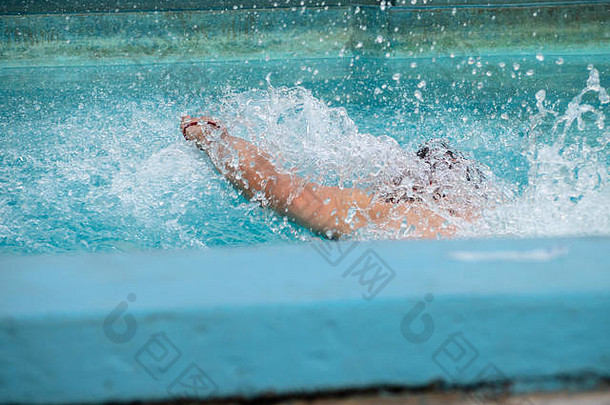 游泳运动员溅水蓝色的游泳池