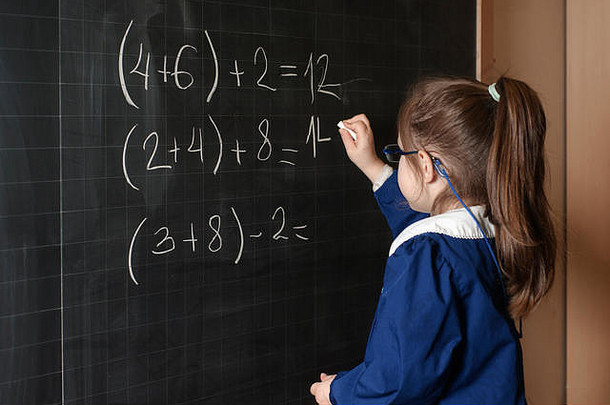 意大利小学学校女孩一年级解决数学例子学生认为感觉董事会数学任务