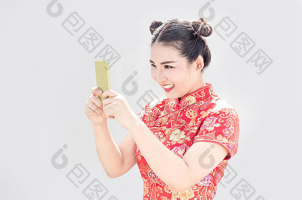 中国人夫人旗袍移动电话黄金微笑智能手机