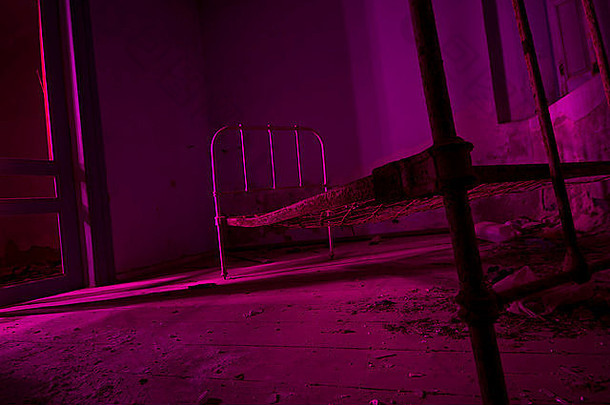 光画粉红色的被遗弃的床上黑暗房间万圣节聚会，派对背景