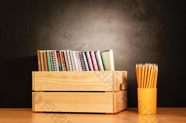 学校笔记本电脑行木盒子铅笔木学校桌子上前面黑色的黑板教育概念桌子上奥迪