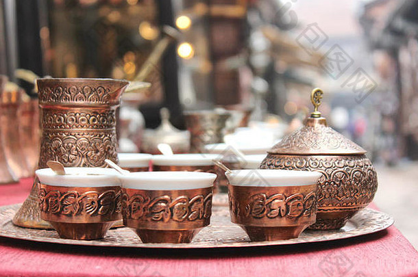 传统的手工制作的铜咖啡锅纪念品商店萨拉热窝