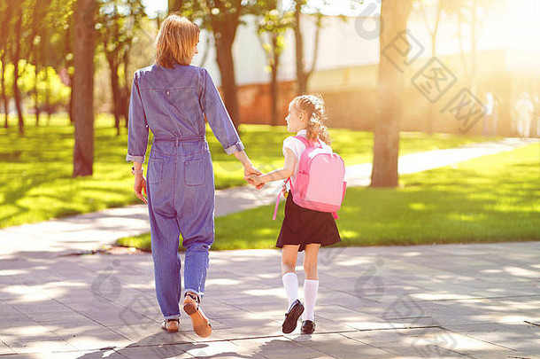 父学生主学校手手女人女孩粉红色的背包回来开始教训一天秋天