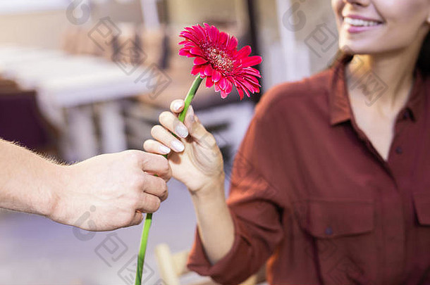 年轻的女人感觉争用接收花