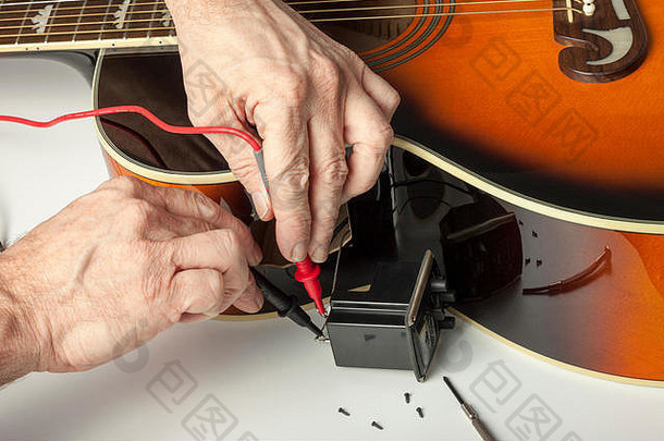 电子产品工程师测试声吉他放大器测试计探针