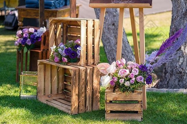 装饰元素木盒子新鲜的花细节聚会，派对装饰